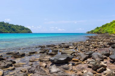 Mavi deniz ile sahilde Taşlar