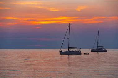 Tropik denizin gün batımında alacakaranlık gökyüzü.