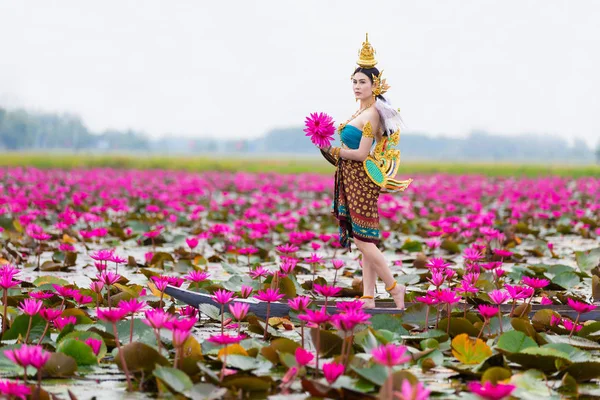 Kırmızı Lotus Çiçeği Alanının Havuzda Ahşap Teknede Ayakta Kinnaree Kostüm — Stok fotoğraf