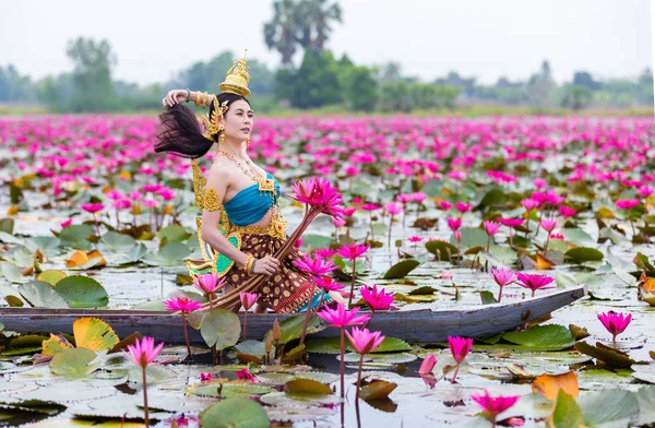 Hermosa Mujer Traje Kinnaree Sentado Barco Madera Estanque Campo Flor —  Fotos de Stock