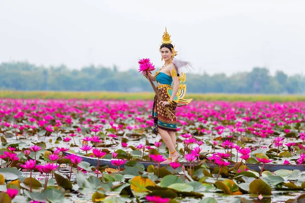 Krásná Žena Kostýmu Kinnaree Stojí Dřevěných Lodí Rybníku Červený Lotus — Stock fotografie