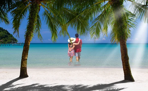 Szczęśliwy Młody Mężczyzna Kobieta Stojący Morzu Plaży Piękny Seascape Drzewa — Zdjęcie stockowe