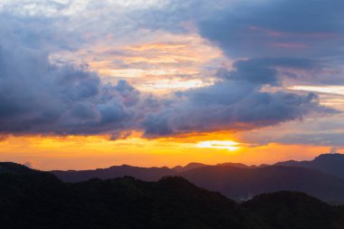 Tayland sis denizi ile sabah Sunrise dağ gökyüzü görünümü.  