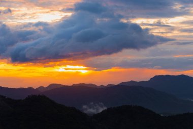 Tayland sis denizi ile sabah Sunrise dağ gökyüzü görünümü.  