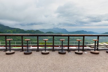 Dağ görüş noktası köşesinde dışkı yuvarlak sandalye sırası.