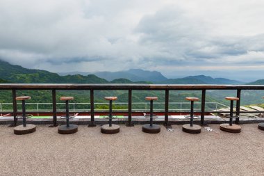 Dağ görüş noktası köşesinde dışkı yuvarlak sandalye sırası.