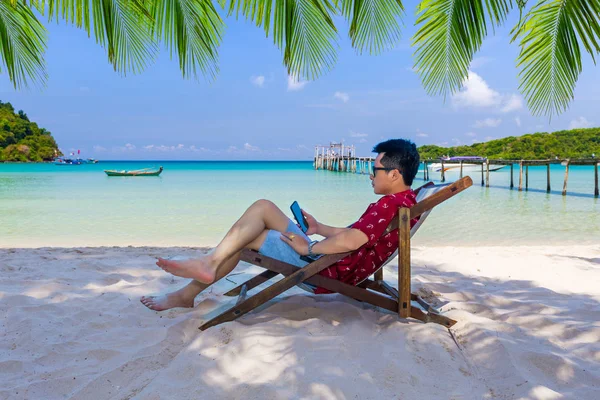 Człowiek Siedzi Plaży Tropikalnym Morzu — Zdjęcie stockowe