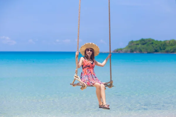 Szczęśliwa Kobieta Kapeluszu Huśtawce Plaży — Zdjęcie stockowe