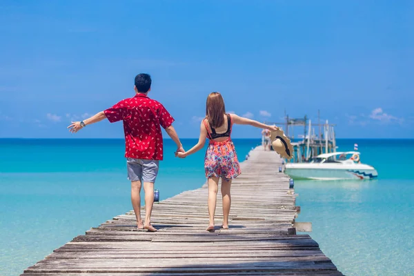 Feliz Joven Hombre Mujer Corriendo Muelle Madera Para Yate Hermoso — Foto de Stock