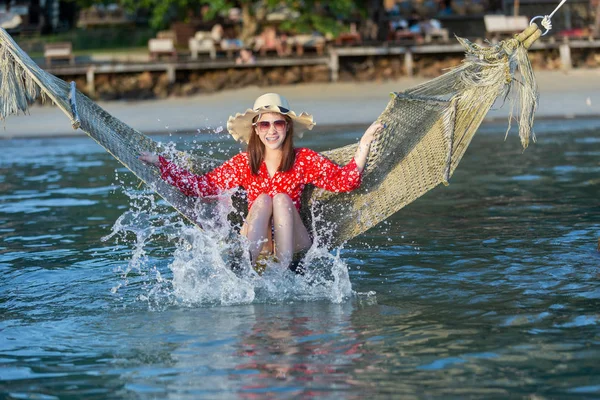 Belle Jeune Femme Sur Swing Dans Mer Tropicale — Photo