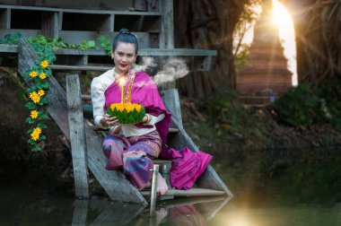 Loy Kratong Festivali 'nde ya da nehir tanrıçasına tapınma töreninde Tayland geleneği kostümlü güzel bir kadın portresi.. 