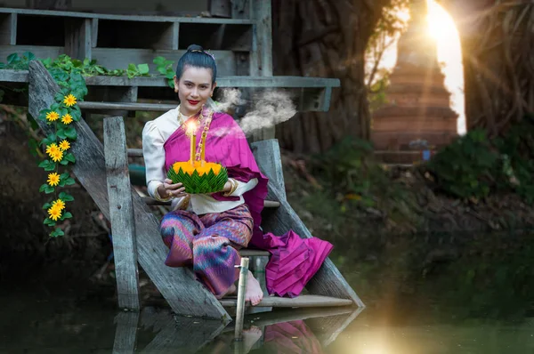 Retrato Hermosa Mujer Traje Tradición Tailandesa Festival Loy Kratong Ceremonia —  Fotos de Stock