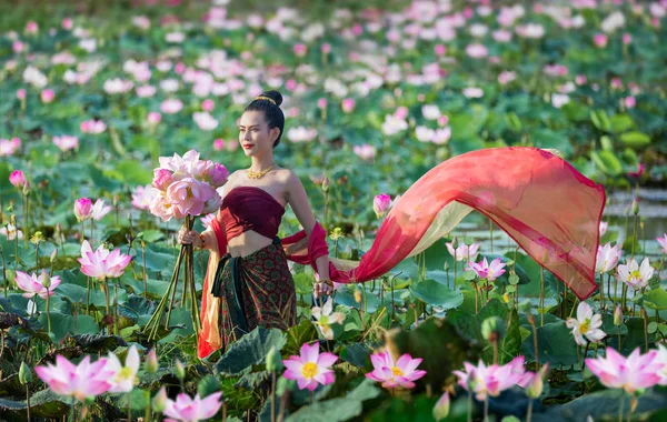 Retrato Hermosa Mujer Traje Tradición Tailandesa Campo Flores Loto Rosa —  Fotos de Stock