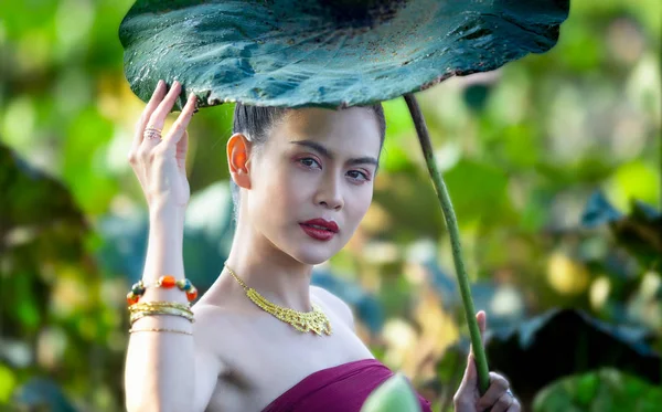 Retrato Hermosa Mujer Traje Tradición Tailandesa Campo Flores Loto Rosa —  Fotos de Stock