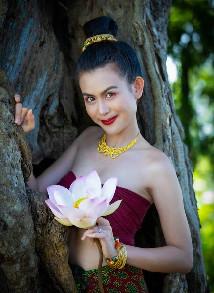 Hermosa Mujer Traje Tradicional Tailandés Con Loto Rosa Mano — Foto de Stock