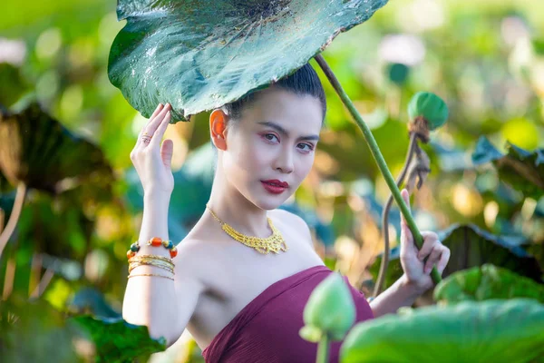 Hermosa Mujer Traje Tradicional Tailandés Con Loto Rosa Fondo Hoja —  Fotos de Stock