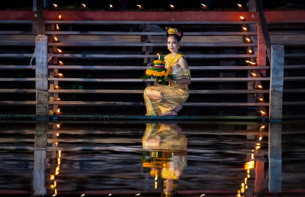 Hermosa Mujer Traje Tradicional Tailandés Haciendo Festival Loy Kratong Tailandia — Foto de Stock