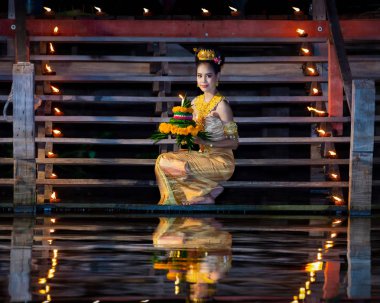 Tayland geleneksel kostümüyle güzel bir kadın Loy Kratong Tayland festivali hazırlıyor..