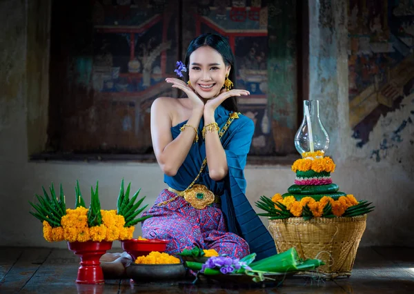 Mulher Bonita Traje Tradicional Tailandês Fazendo Loy Kratong Festival Tailândia — Fotografia de Stock