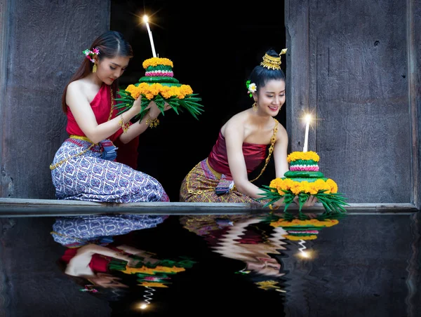 Mulher Bonita Traje Tradicional Tailandês Fazendo Loy Kratong Festival Tailândia — Fotografia de Stock