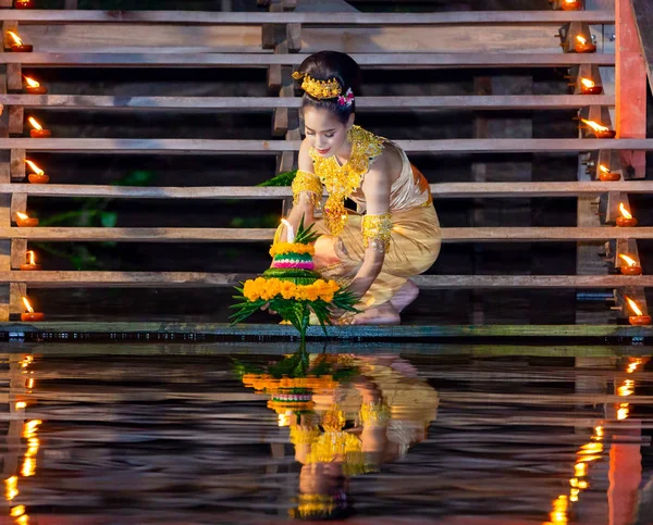Όμορφη Γυναίκα Στην Ταϊλανδέζικη Παραδοσιακή Φορεσιά Κάνοντας Loy Kratong Φεστιβάλ — Φωτογραφία Αρχείου