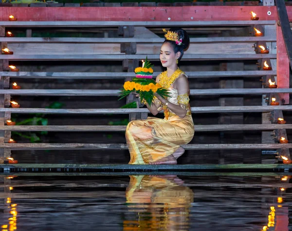 Όμορφη Γυναίκα Στην Ταϊλανδέζικη Παραδοσιακή Φορεσιά Κάνοντας Loy Kratong Φεστιβάλ — Φωτογραφία Αρχείου