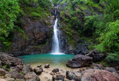 Tayland 'ın kayalık dağında şelale.