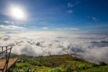 Dağda sis denizi ve sabah güneş ışığı..