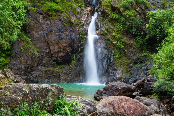 Waterval Rots Berg Van Thailand Stockfoto