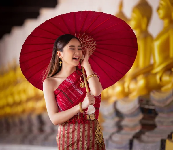 Hermosa Mujer Tailandesa Sosteniendo Paraguas Rojo Caminando Por Pasillo Tienen — Foto de Stock