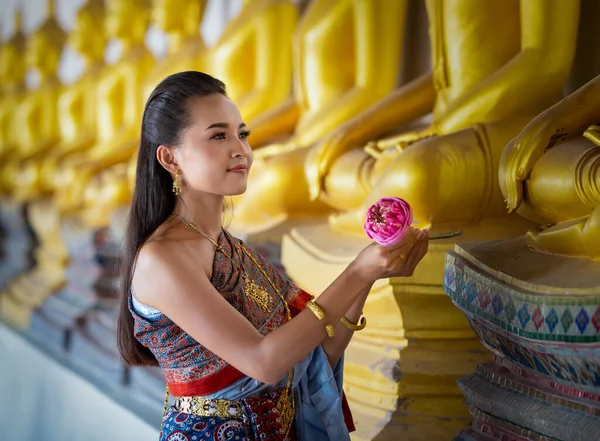 Hermosa Mujer Tailandesa Sentada Suelo Tiene Loto Rosa Para Rezar — Foto de Stock