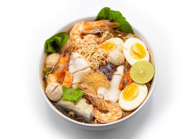 Tom yum kung ya da sıcak ve baharatlı karides çorbası içinde erişte ve malzeme ile kaynatılmış, beyaz kasede..