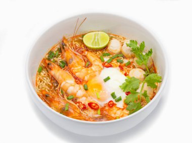 Tom yum kung ya da sıcak ve baharatlı karides çorbası içinde erişte ve malzeme ile kaynatılmış, beyaz kasede..