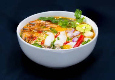 Tom Yum Kung, Tayland 'ın en sevdiği baharatlı kaynatılmış karides, kalamar, balık, yumurta, köfte ve birçok baharatlı Tayland otudur..