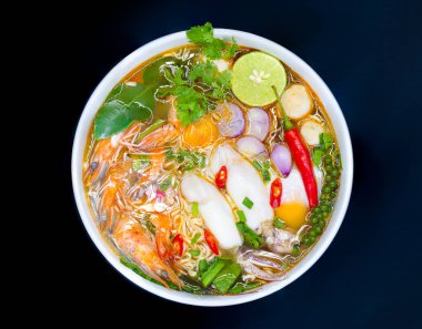 Tom Yum Kung, Tayland 'ın en sevdiği baharatlı kaynatılmış karides, kalamar, balık, yumurta, köfte ve birçok baharatlı Tayland otudur..