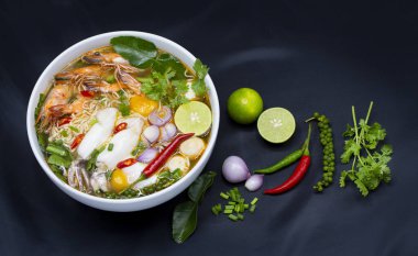 Tom Yum Kung, Tayland 'ın en sevdiği baharatlı kaynatılmış karides, kalamar, balık, yumurta, köfte ve birçok baharatlı Tayland otudur..