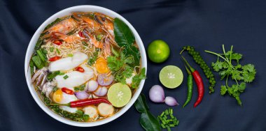 Tom Yum Kung, Tayland 'ın en sevdiği baharatlı kaynatılmış karides, kalamar, balık, yumurta, köfte ve birçok baharatlı Tayland otudur..
