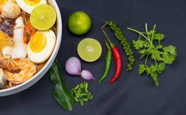 Tom Yum Kung, Tayland 'ın en sevdiği baharatlı kaynatılmış karides, kalamar, balık, yumurta, köfte ve birçok baharatlı Tayland otudur..