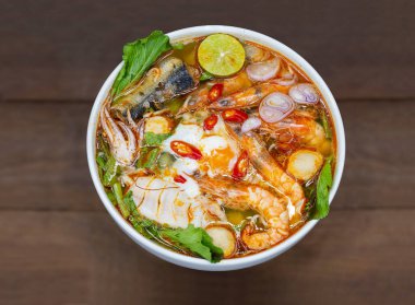 Tom Yum Kung taze sebze ve baharatlı malzemelerle beyaz kasede kaynatılmış baharatlı karidestir..