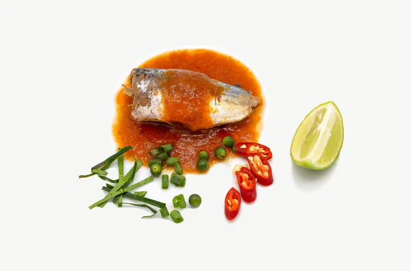 Pieza Sardina Salsa Tomate Decorada Con Chile Cebolla Primavera Pimienta —  Fotos de Stock