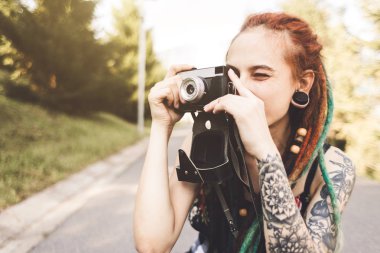 dövmeler dreadlocks fotoğrafları vintage kamera ve parkta genç kız