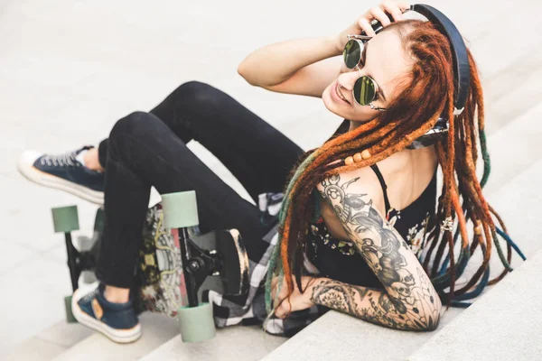 Fiatal lány tetoválás és hallgató-hoz zene-míg a lépéseket ült raszta — Stock Fotó