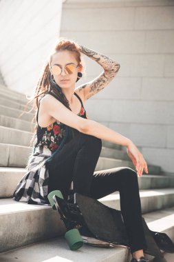 dövme ve dreadlocks basamaklarında oturan genç kız