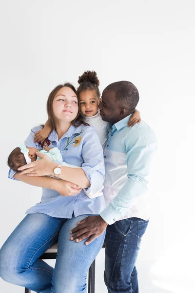 Retrato de família sobre fundo branco. Família multiétnica feliz. Valores familiares — Fotografia de Stock