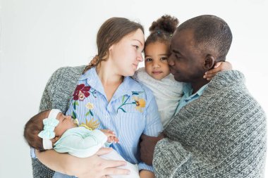 Sevgi dolu baba ailesiyle birlikte bir ekose kapsar. Mutlu çok ırklı bir aile. Aile değerleri