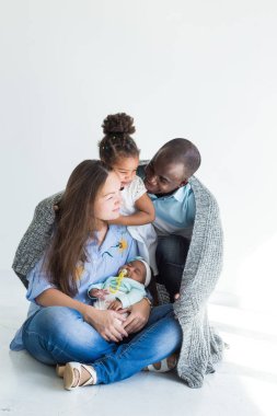 Sevgi dolu baba ailesiyle birlikte bir ekose kapsar. Mutlu çok ırklı bir aile. Aile değerleri