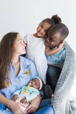 Sevgi dolu baba ailesiyle birlikte bir ekose kapsar. Mutlu çok ırklı bir aile. Aile değerleri