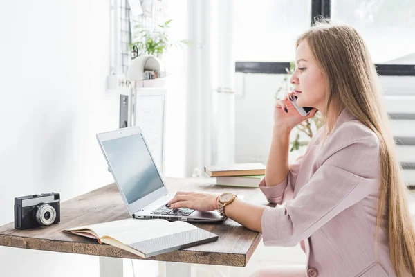 Joven mujer de negocios trabajando en casa. Espacio de trabajo de estilo escandinavo creativo — Foto de Stock