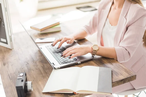 Joven mujer de negocios trabajando en casa. Espacio de trabajo de estilo escandinavo creativo — Foto de Stock