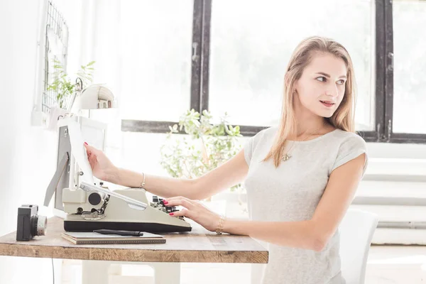 Молодий ділової жінки працювати вдома і набравши на машинці. Творчі скандинавському стилі робочої області — стокове фото